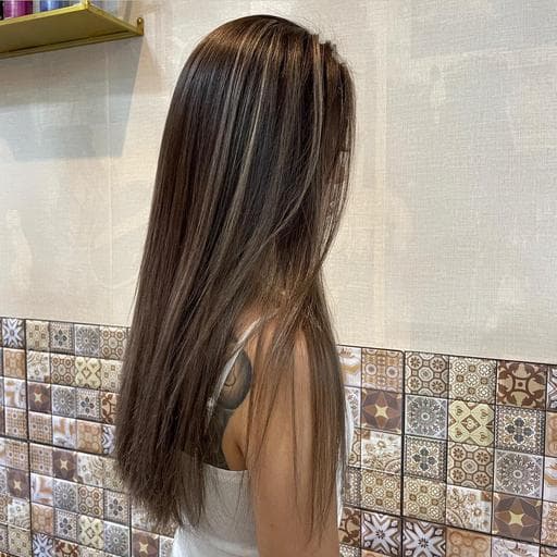 女生長髮、絲光染、三角臉