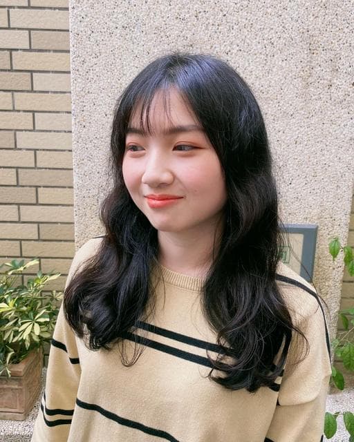 女生長髮、短瀏海、圓臉