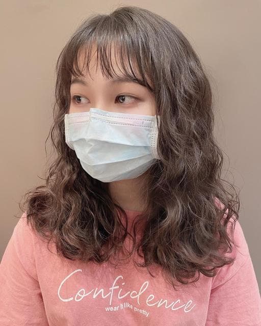 女生長髮、短瀏海、泡麵頭