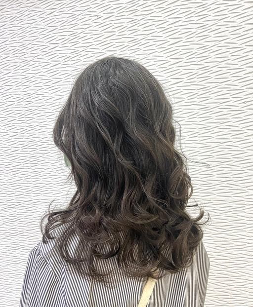 女生中長髮、長瀏海、浪漫大卷