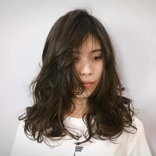 女生中長髮、長瀏海、浪漫大卷