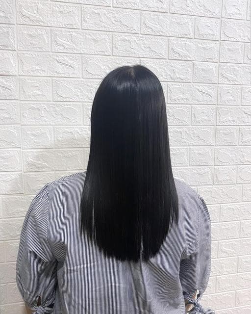 女生中長髮、燙直、長瀏海
