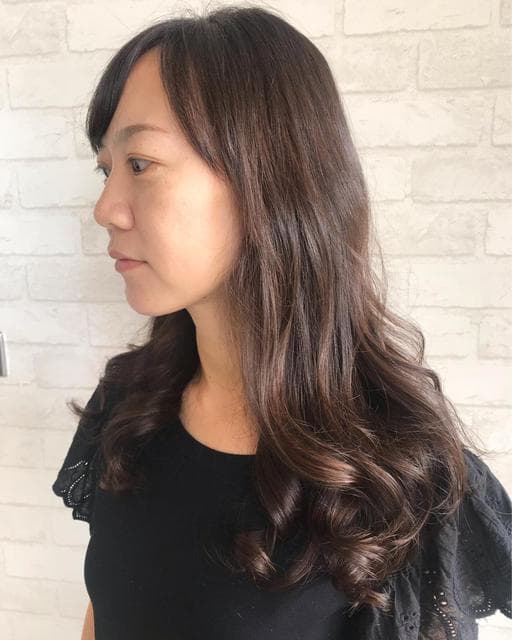 女生長髮、手撥卷、短瀏海