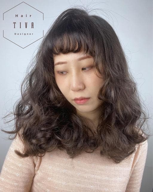 女生長髮、短瀏海、溫塑燙