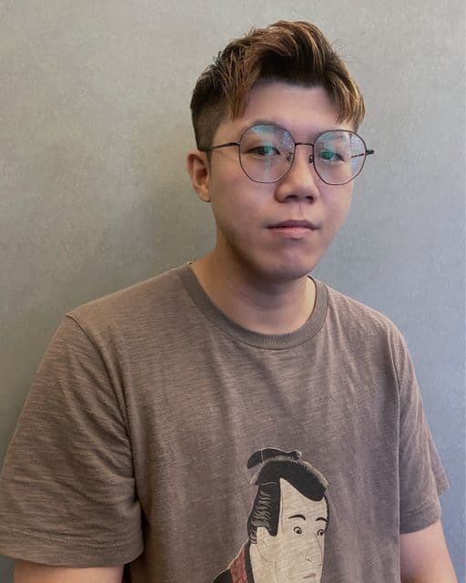 男生短髮、圓臉、油性頭皮