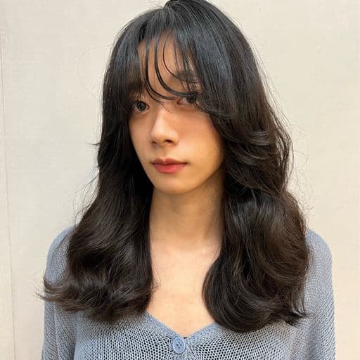 女生中長髮、短瀏海、女生燙髮