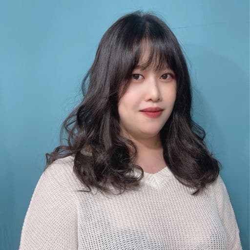 女生中長髮、短瀏海、女生燙髮