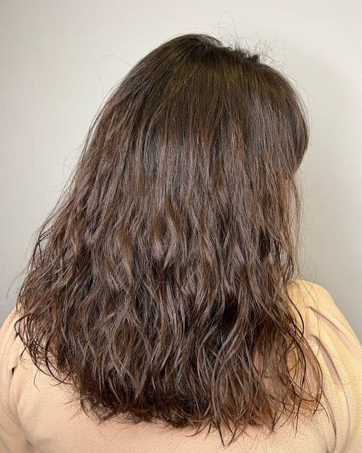 女生中長髮、短瀏海、女生燙髮