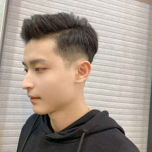 男生短髮、方臉、粗硬髮
