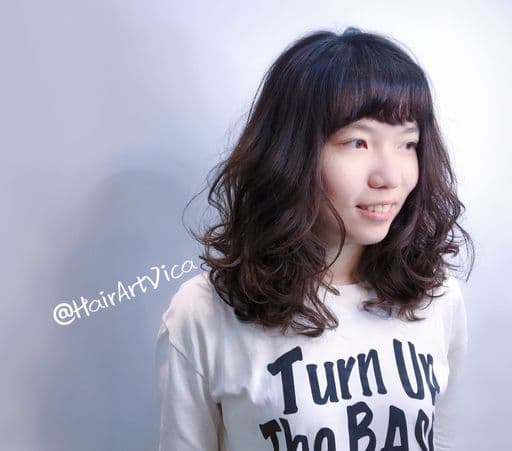 女生中長髮、短瀏海、女生燙髮