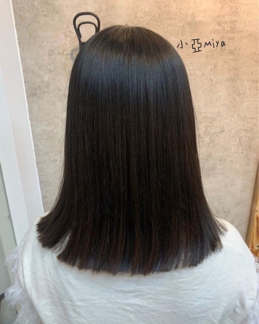 女生中長髮、短瀏海、女生燙髮