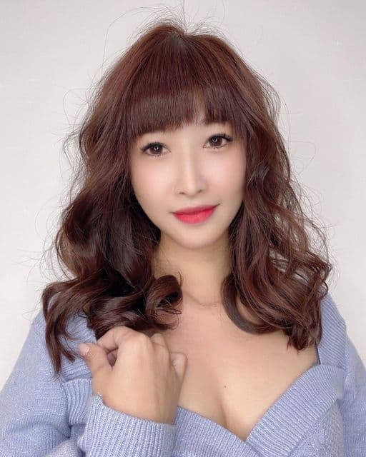 女生中長髮、短瀏海、女生染髮