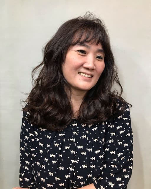 女生長髮、短瀏海、浪漫卷髮