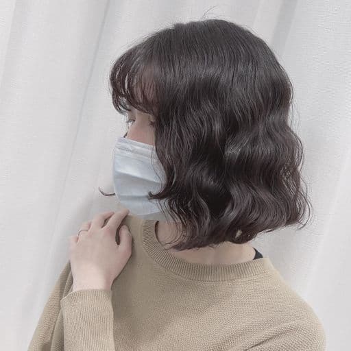 女生中長髮、短瀏海、女生燙髮