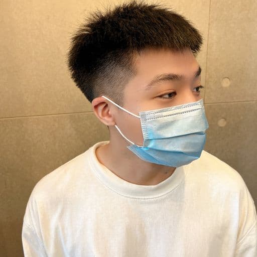 男生短髮、長臉、油性頭皮