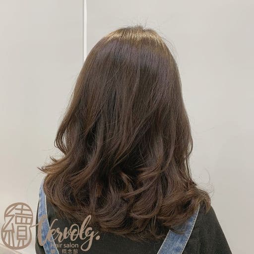 女生中長髮、短瀏海、女生燙髮