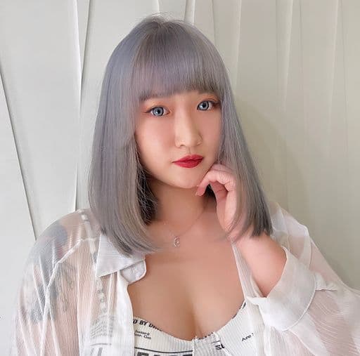 女生中長髮、短瀏海、女生染髮