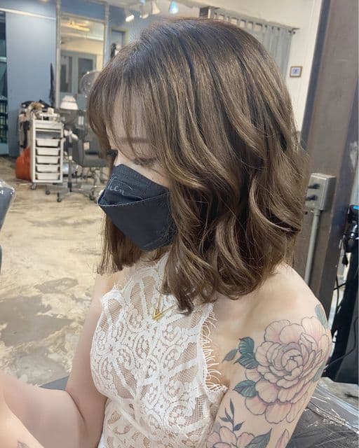 女生中長髮、短瀏海、女生染髮