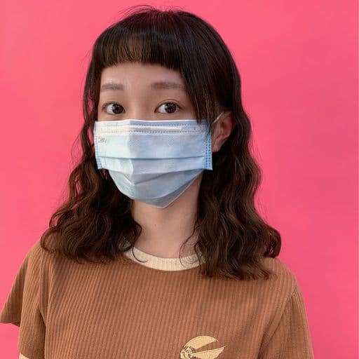 女生中長髮、短瀏海、女生燙髮