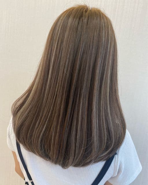 女生中長髮、短瀏海、女生染髮