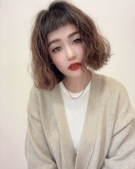 女生中長髮、短瀏海、女生燙髮