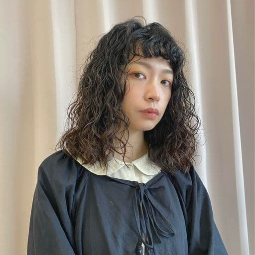 女生中長髮、短瀏海、女生燙髮