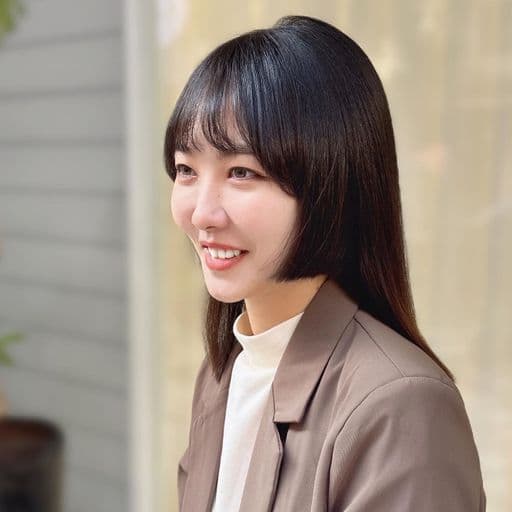 女生中長髮、短瀏海、女生燙髮