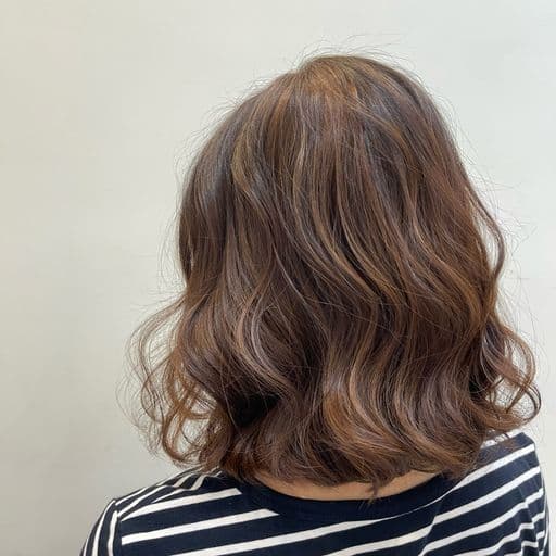女生中長髮、短瀏海、女生染髮