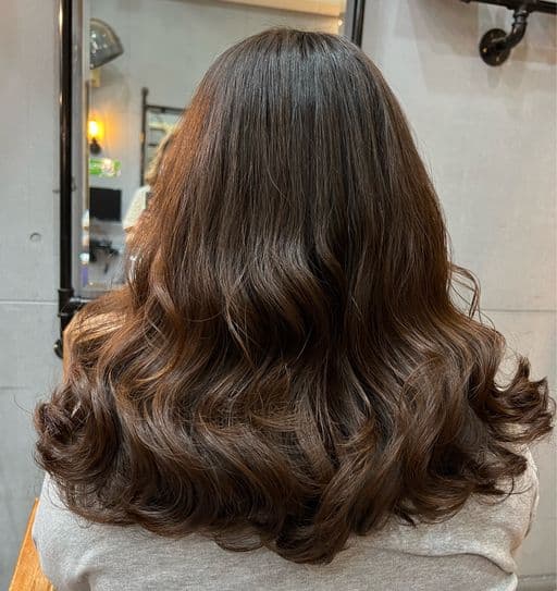 女生中長髮、短瀏海、女生燙髮