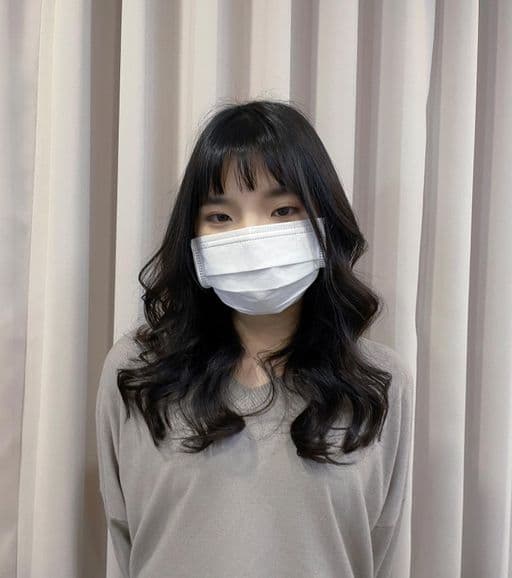 女生中長髮、短瀏海、女生燙髮