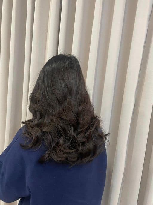 女生中長髮、短瀏海、女生燙髮