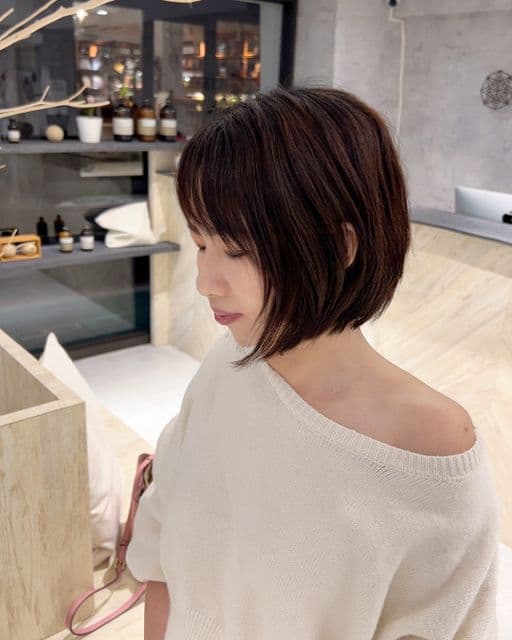 女生中長髮、短瀏海、女生燙髮