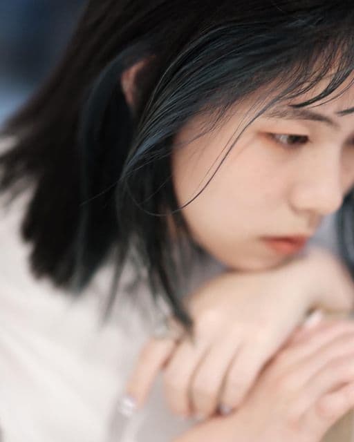 女生中長髮、短瀏海、女生染髮