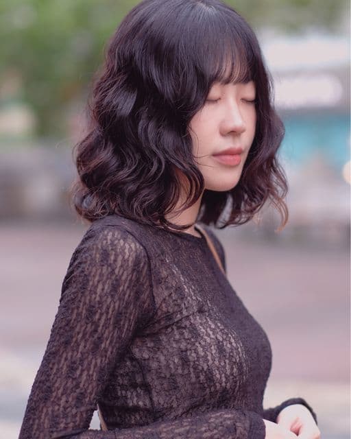 女生中長髮、短瀏海、女生燙髮