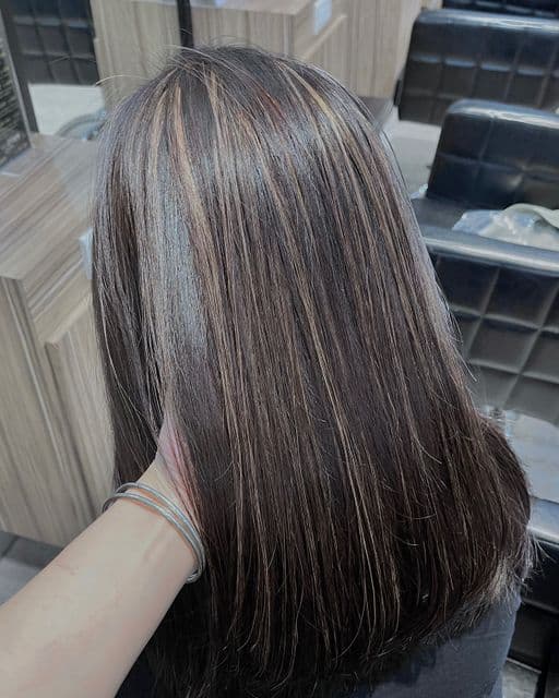 女生中長髮、短瀏海、敏感性