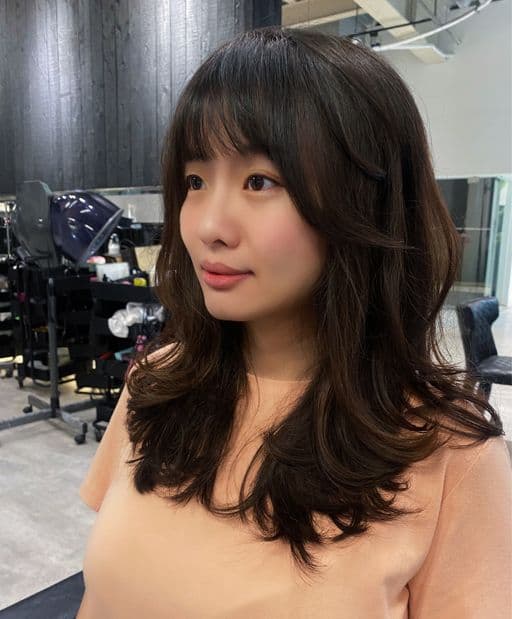 女生中長髮、短瀏海、女生燙髮