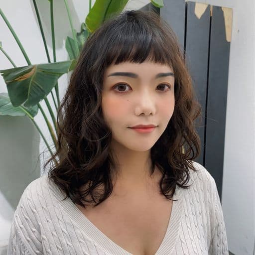 女生中長髮、短瀏海、女生燙髮