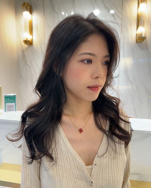 女生長髮、長瀏海、圓臉