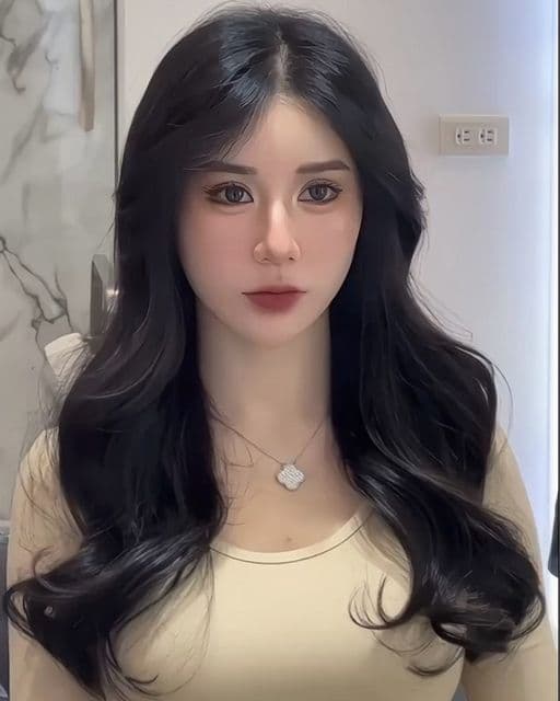 女生長髮、長瀏海、鵝蛋臉