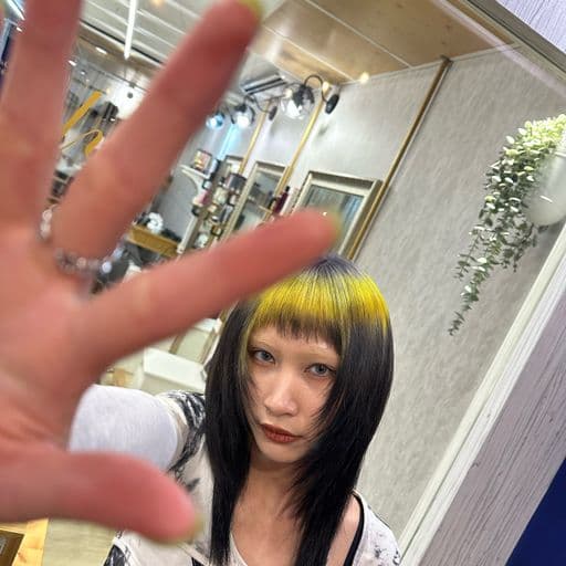 女生中長髮、短瀏海、女生染髮
