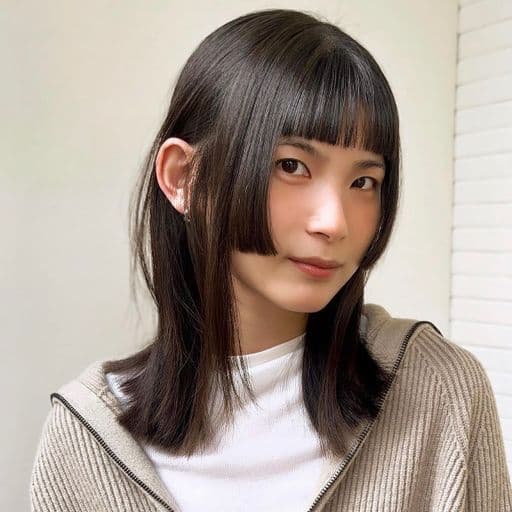 女生中長髮、短瀏海、女生燙髮