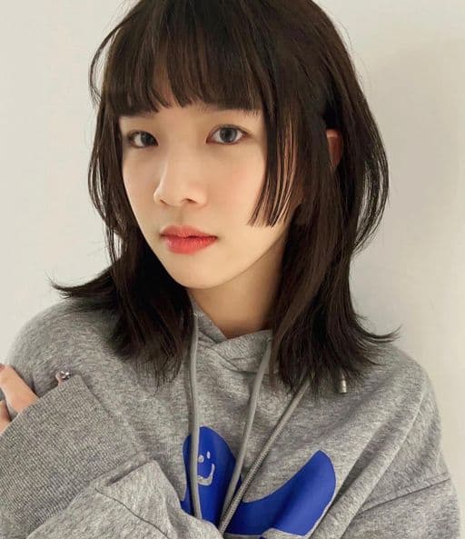 女生中長髮、短瀏海、女生燙髮