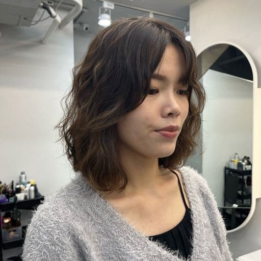 女生中長髮、短瀏海、女生燙髮