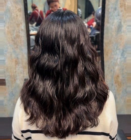 女生長髮、方臉、細軟髮