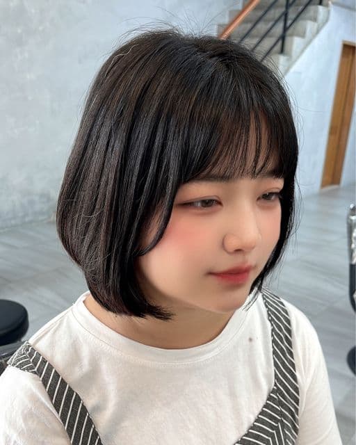女生中長髮、短瀏海、圓臉