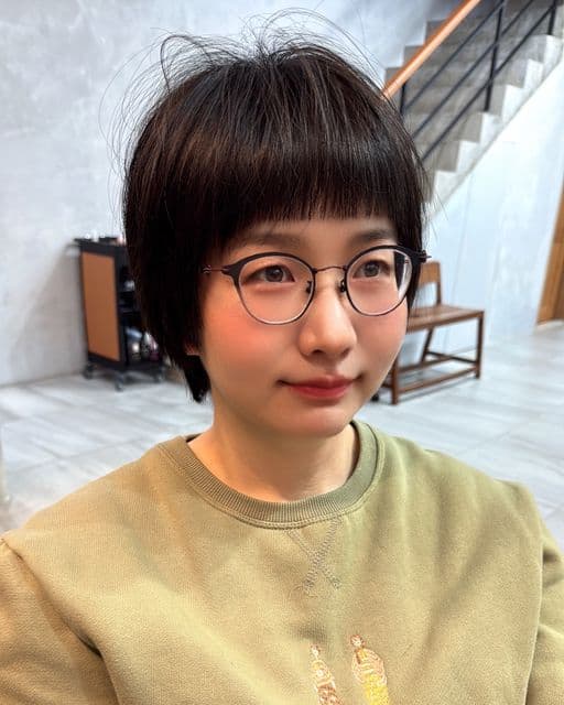女生短髮、短瀏海、鵝蛋臉