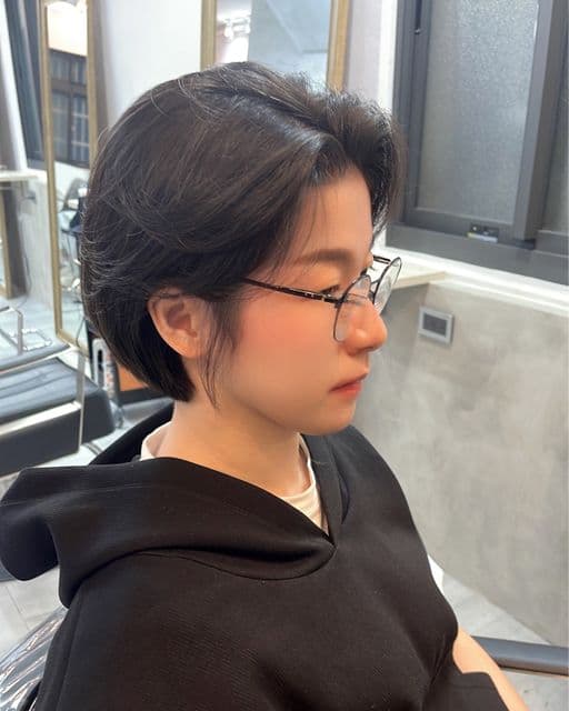 女生短髮、長瀏海、鵝蛋臉