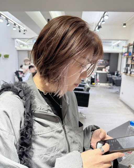 女生中長髮、短瀏海、女生染髮