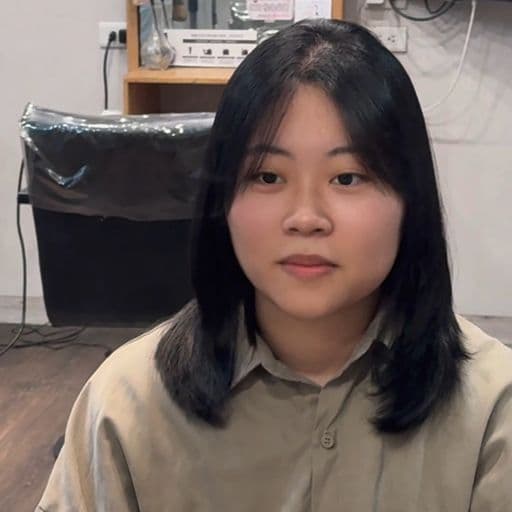 女生中長髮、短瀏海、方臉