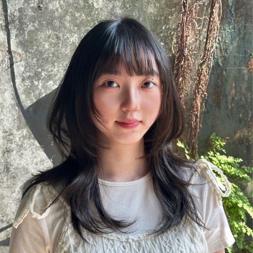 女生長髮、短瀏海、圓臉